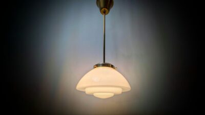 Skøn restored Hall lampe fra 1940. Ø25. 60 cm fast nedhæng. Hvid opal og messing. – Loftlamper
