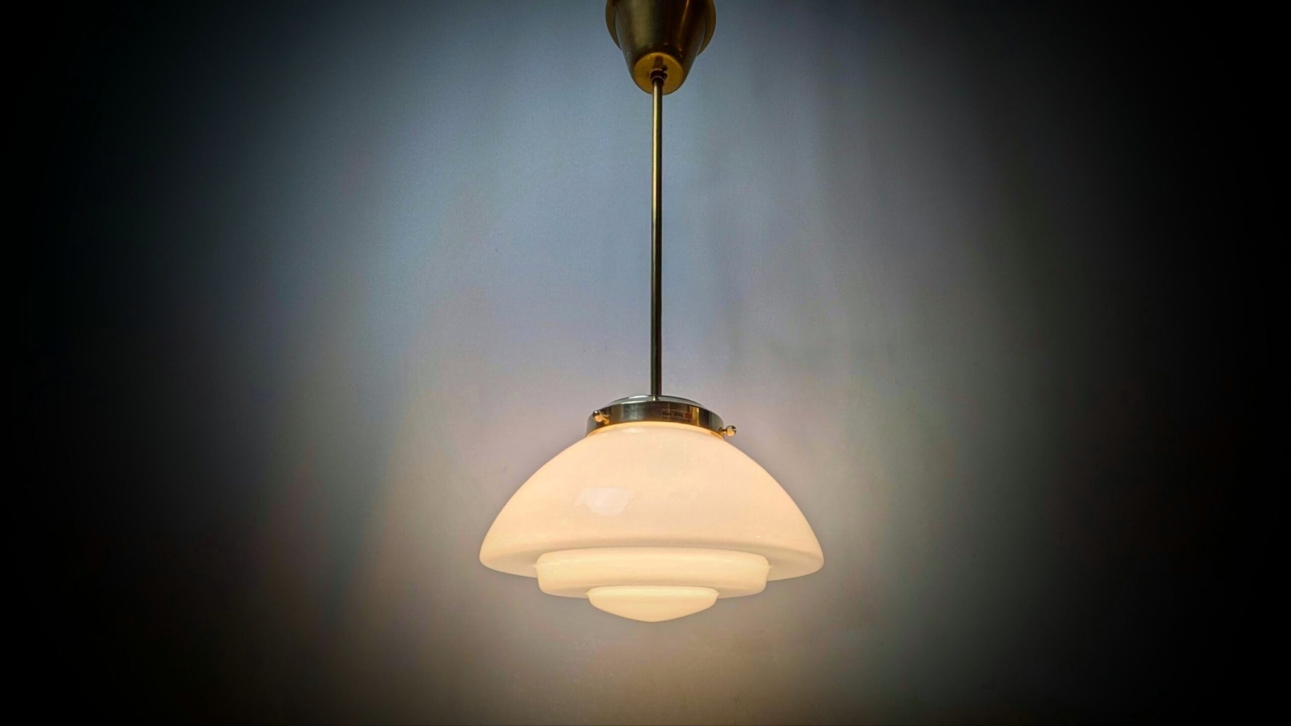 Skøn restored Hall lampe fra 1940. Ø25. 60 cm fast nedhæng. Hvid opal og messing. – Loftlamper