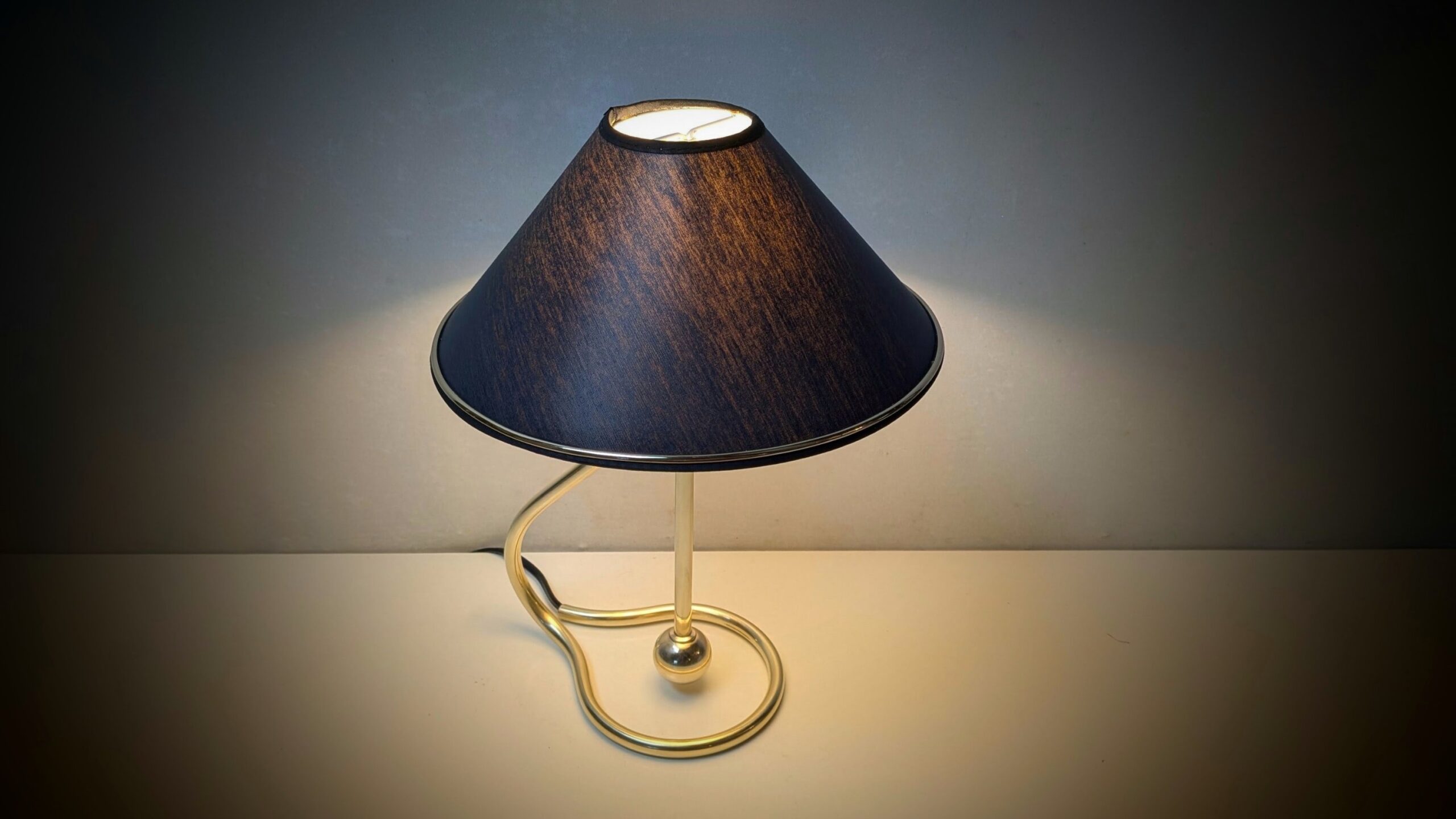 Le Klint 306 – Kaare Klint bordlampe i poleret messing med kongeblå skærm – ca. 1970. Danish design – Stilfulde Bordlamper