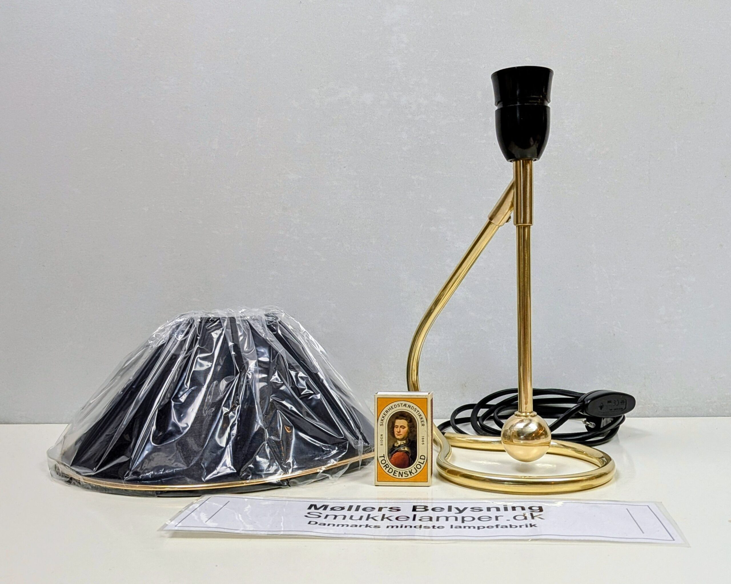 Le Klint 306 – Kaare Klint bordlampe i poleret messing med kongeblå skærm – ca. 1970. Danish design – produktbillede 2 – Stilfulde Bordlamper