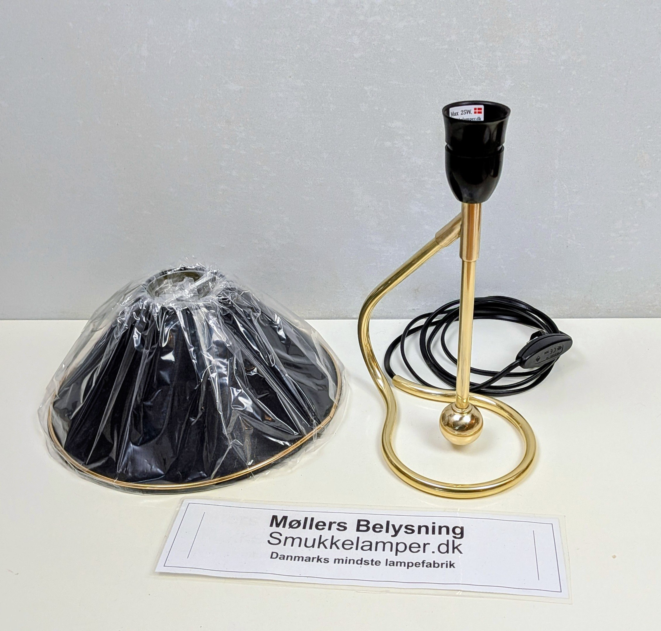 Le Klint 306 – Kaare Klint bordlampe i poleret messing med kongeblå skærm – ca. 1970. Danish design – produktbillede 3 – Stilfulde Bordlamper