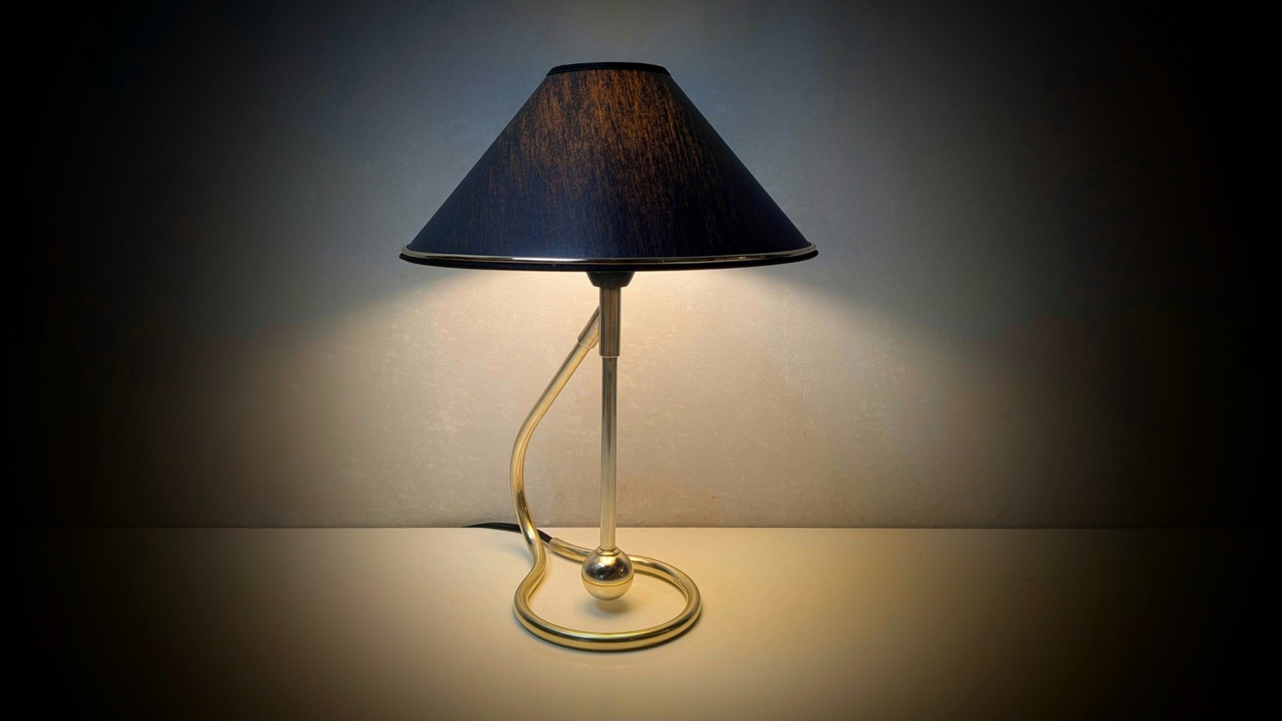 Le Klint 306 – Kaare Klint bordlampe i poleret messing med kongeblå skærm – ca. 1970. Danish design – produktbillede 4 – Stilfulde Bordlamper