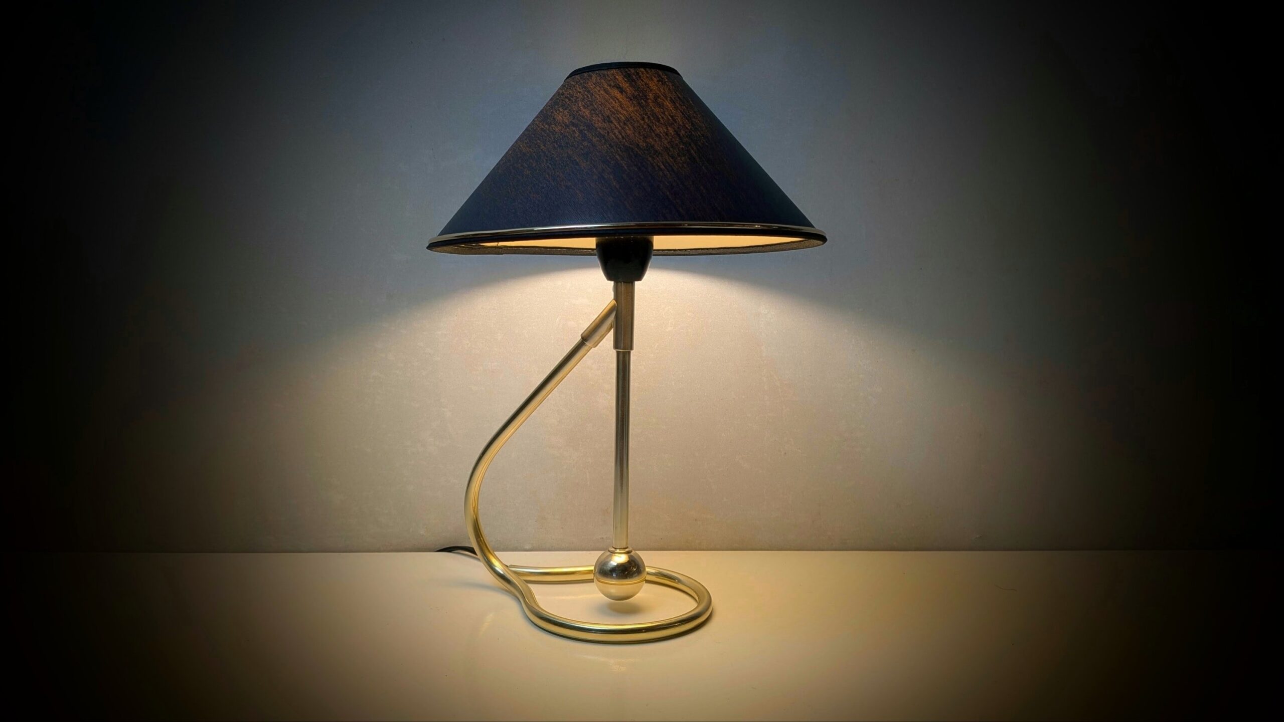 Le Klint 306 – Kaare Klint bordlampe i poleret messing med kongeblå skærm – ca. 1970. Danish design – produktbillede 5 – Stilfulde Bordlamper