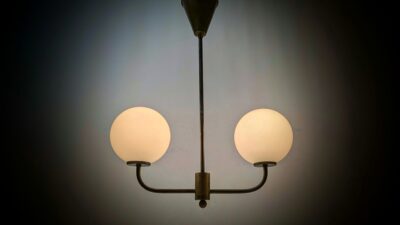 Elegant Art Deco loftlampe i patineret messing med to hvide opalglas – ca. 1930. Formentlig dansk. – Lysekroner til spisestue – hall m.m
