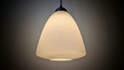 La Cloche – Elegant opalglaspendel med sort kobbertop. Møllers Belysning unika. Ø21. – Hvide og neutrale stilfulde