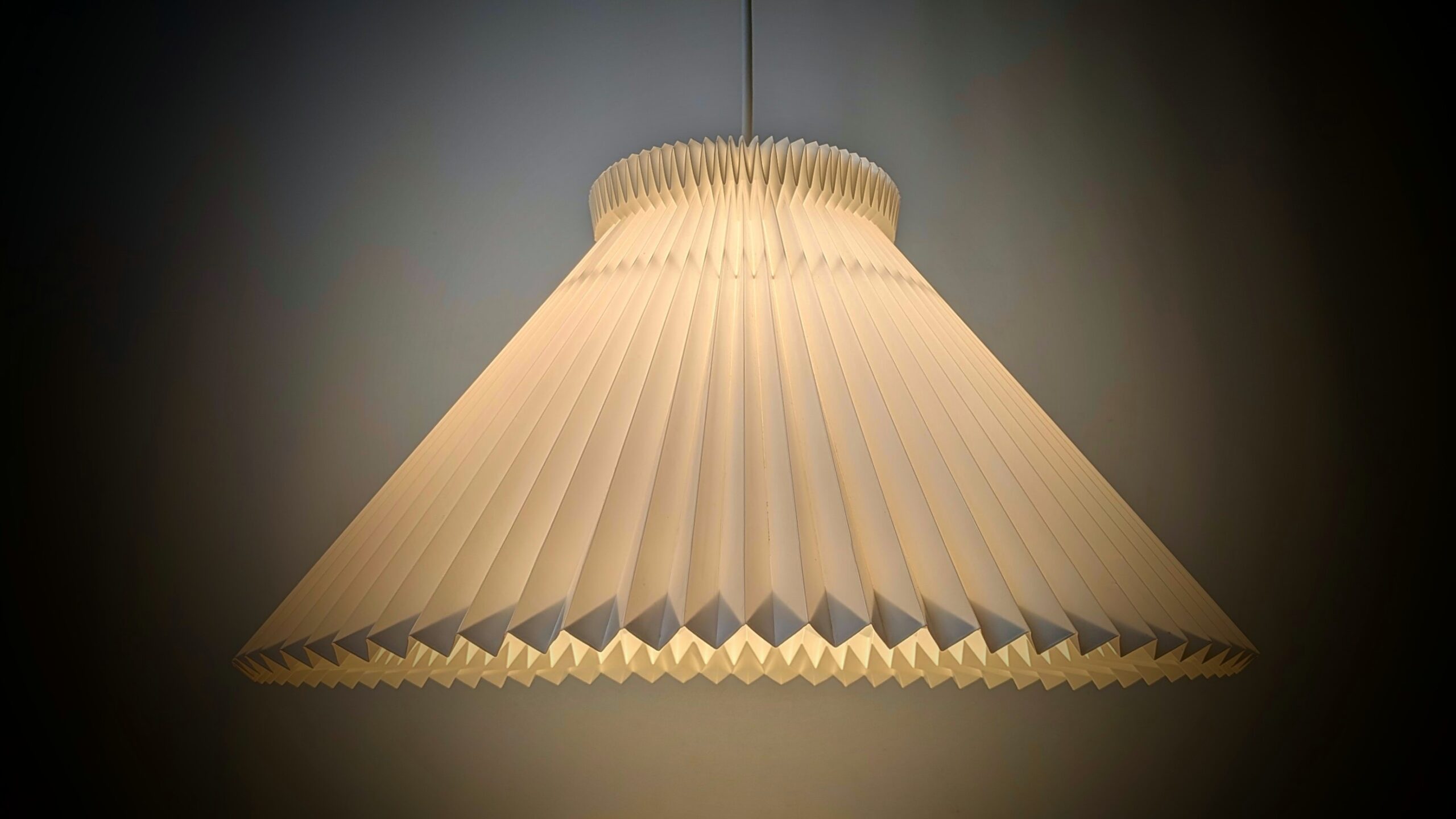 Original Le Klint loftlampe. Ø48. 30 cmL. Nyt el. Få normale brugsspor. Fra 1990. Made in Denmark – Design ikoniske lamper til spisestuen