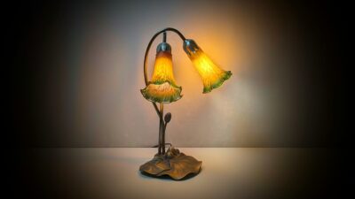 Elegant Cottex Art Nouveau bordlampe med 2 blomsterformede glas – Jugendstil. – Stilfulde Bordlamper