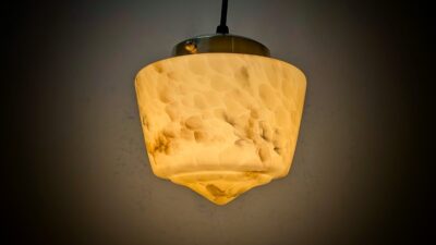 Sjælden lille uraline loft lampe – marmoréret glas – 1920. Nyt el/ ophæng. Uranium oxid. Ø15,5 – Kuglependler