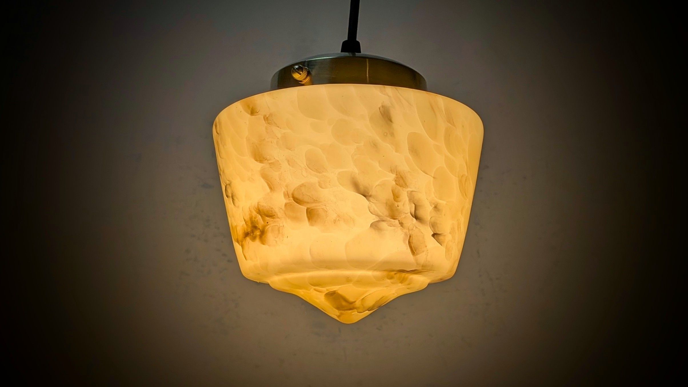 Sjælden lille uraline loft lampe – marmoréret glas – 1920. Nyt el/ ophæng. Uranium oxid. Ø15,5 – Kuglependler