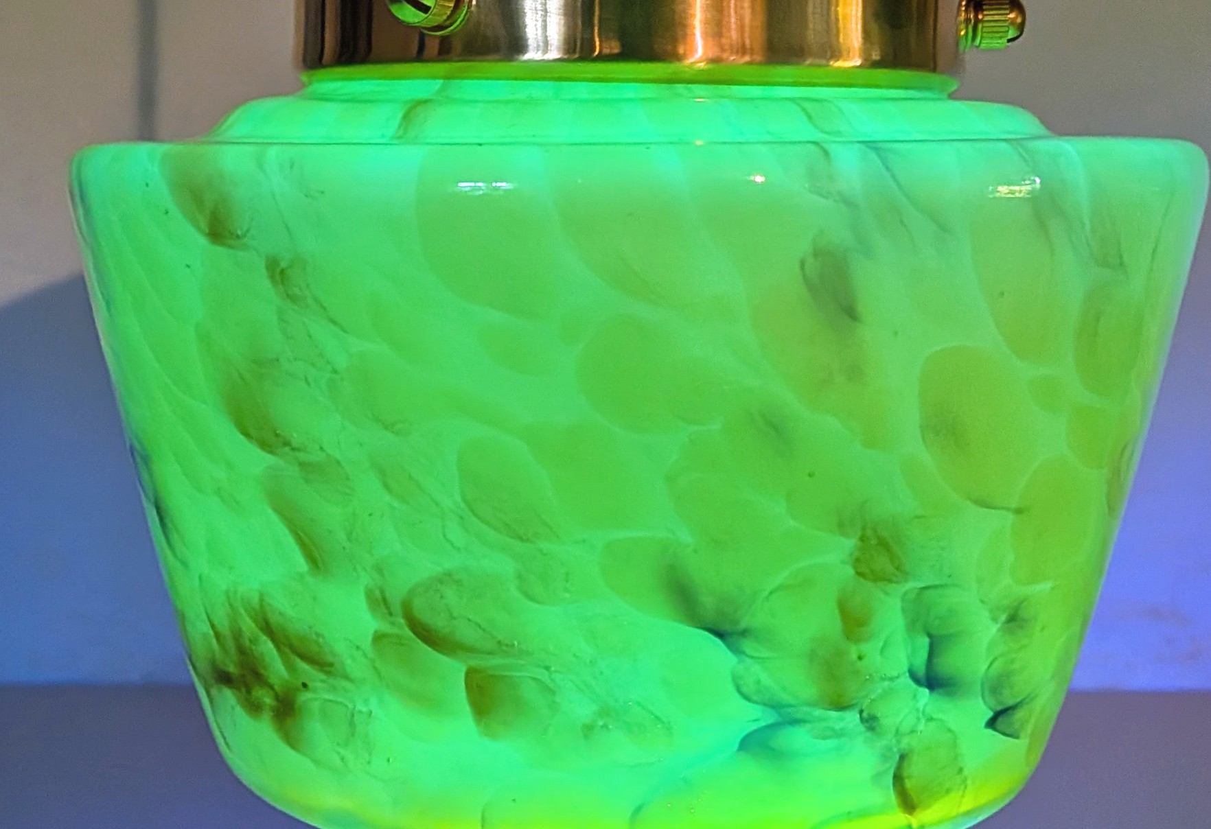 Sjælden lille uraline loft lampe – marmoréret glas – 1920. Nyt el/ ophæng. Uranium oxid. Ø15,5 – produktbillede 2 – Kuglependler
