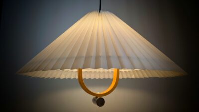 Klassisk dansk design fra 1976. Mads Caprani Loftlampe. Ø51. Nyt el – Design ikoniske lamper til spisestuen